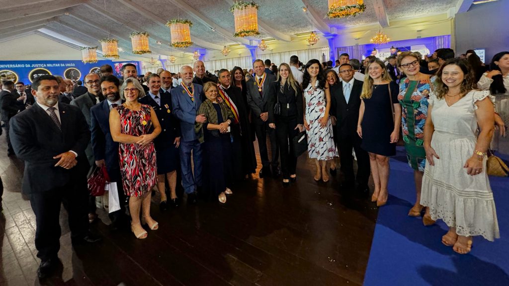 Desembargadores do TJBA recebem homenagem da Justiça Militar; emblemas entregues são de Alta Distinção