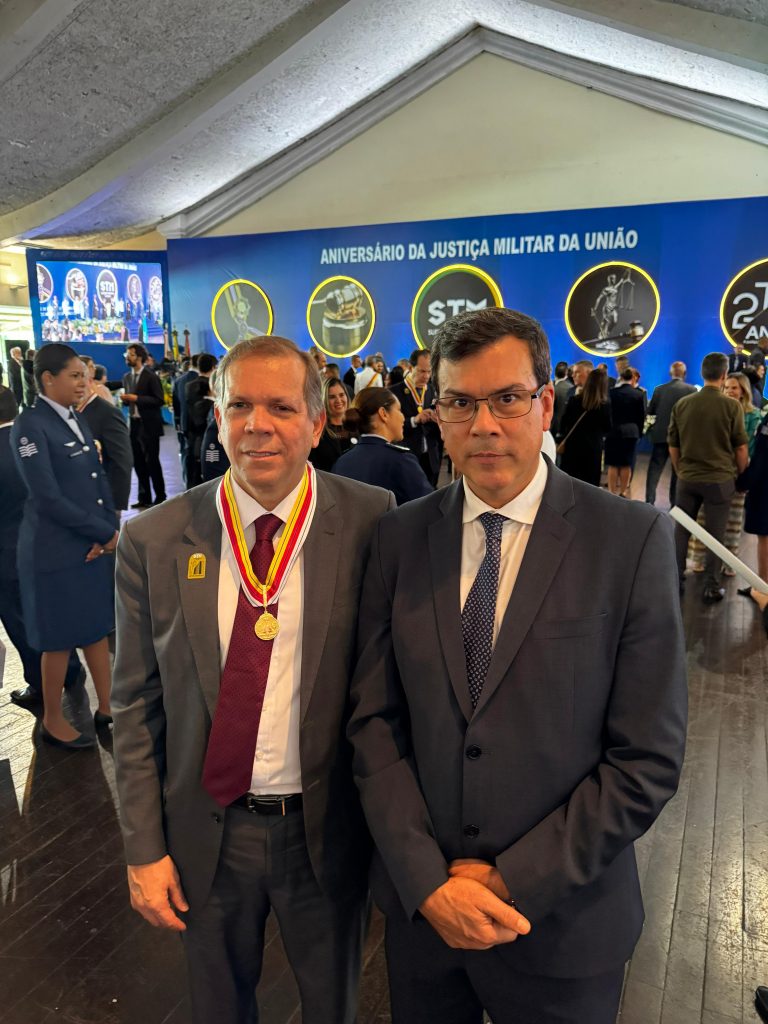 Desembargadores do TJBA recebem homenagem da Justiça Militar; emblemas entregues são de Alta Distinção