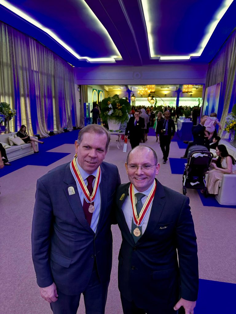 Desembargadores do TJBA recebem homenagem da Justiça Militar; emblemas entregues são de Alta Distinção