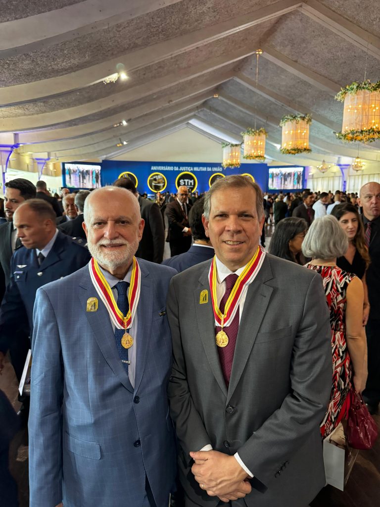 Desembargadores do TJBA recebem homenagem da Justiça Militar; emblemas entregues são de Alta Distinção