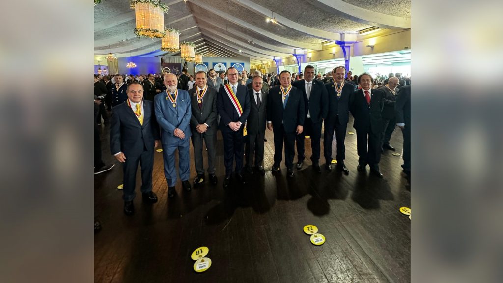 Desembargadores do TJBA recebem homenagem da Justiça Militar; emblemas entregues são de Alta Distinção