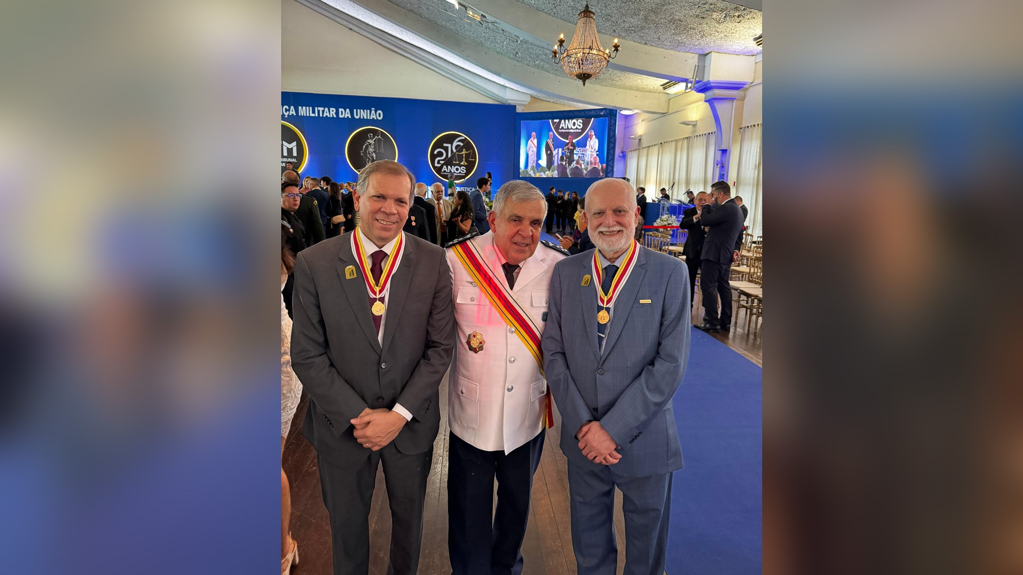 Desembargadores do TJBA recebem homenagem da Justiça Militar; emblemas entregues são de Alta Distinção   