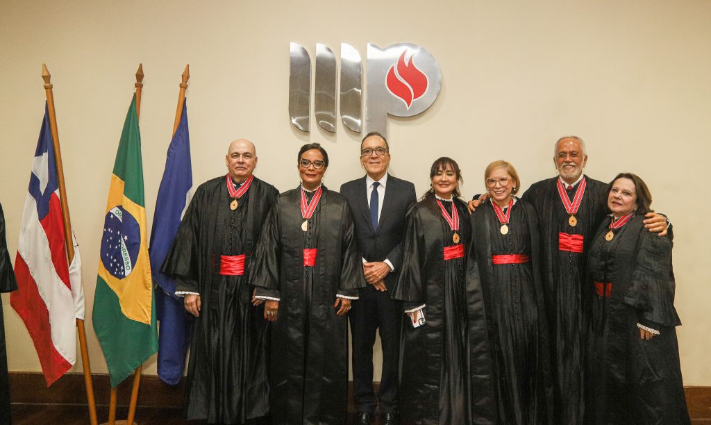 1º Vice-Presidente do TJBA prestigia posse de quatro novos Procuradores de Justiça   