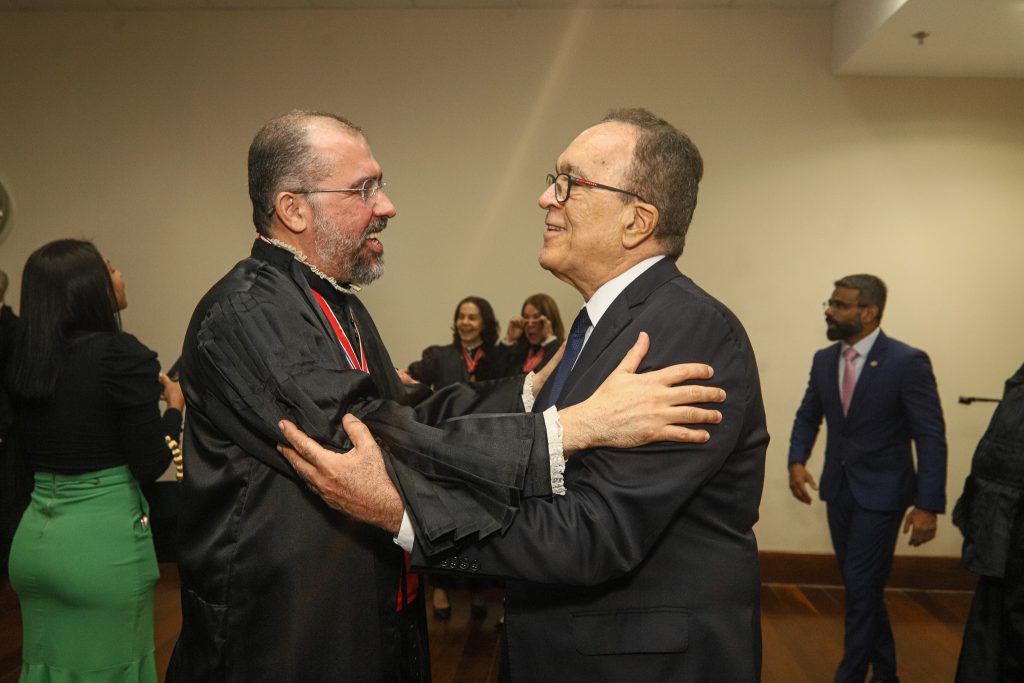 1º Vice-Presidente do TJBA prestigia posse de quatro novos Procuradores de Justiça   