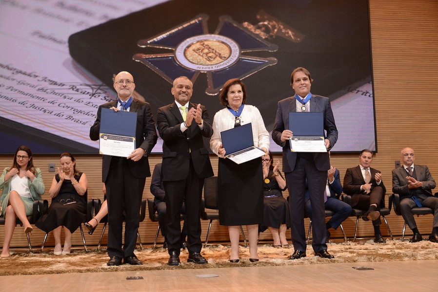 Corregedor-Geral e Corregedora do Interior do TJBA recebem honraria durante abertura do 93º Encoge e da 5ª Reunião do Fórum Nacional Fundiário  