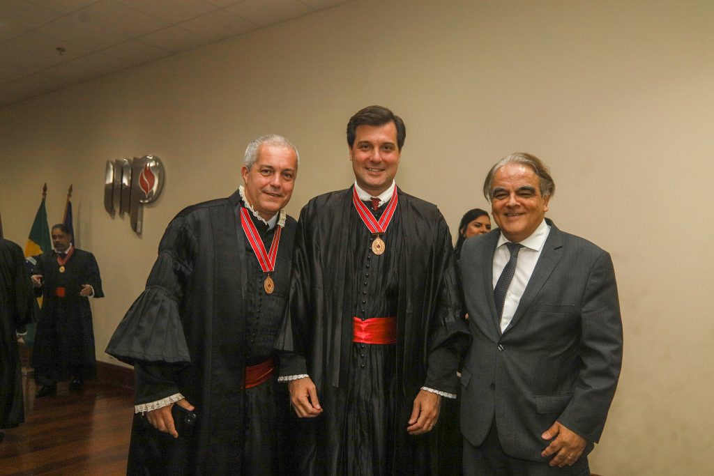 Desembargador do TJBA prestigia posse de novo Corregedor-Geral do Ministério Público da Bahia   