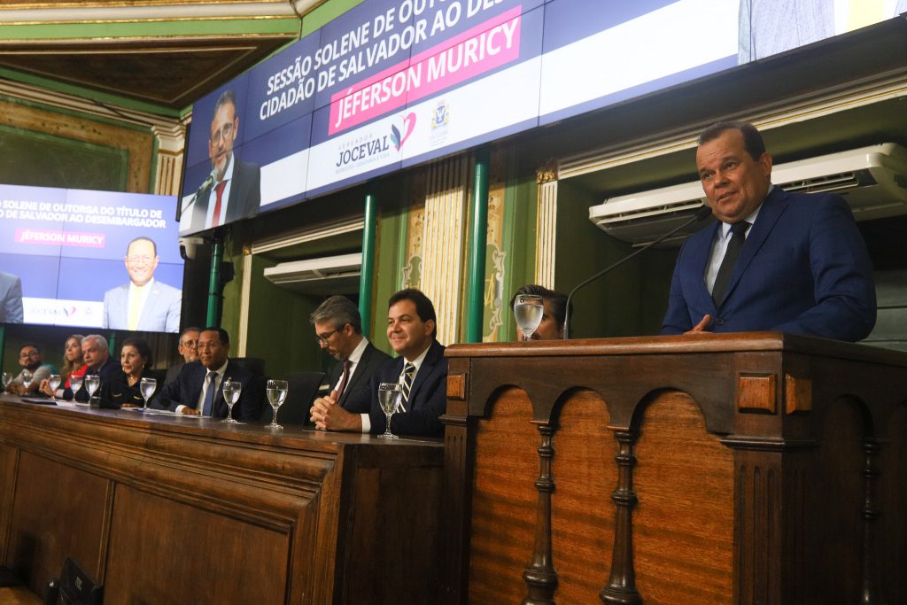 Desembargadora do TJBA prestigia entrega do Título de Cidadão da Cidade do Salvador ao Desembargador Jéferson Muricy do TRT-5    