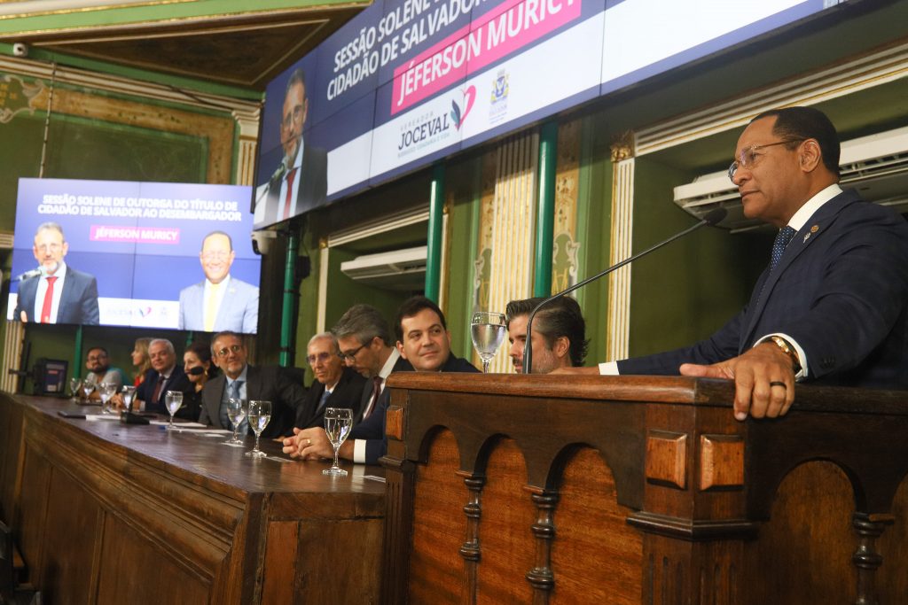 Desembargadora do TJBA prestigia entrega do Título de Cidadão da Cidade do Salvador ao Desembargador Jéferson Muricy do TRT-5    
