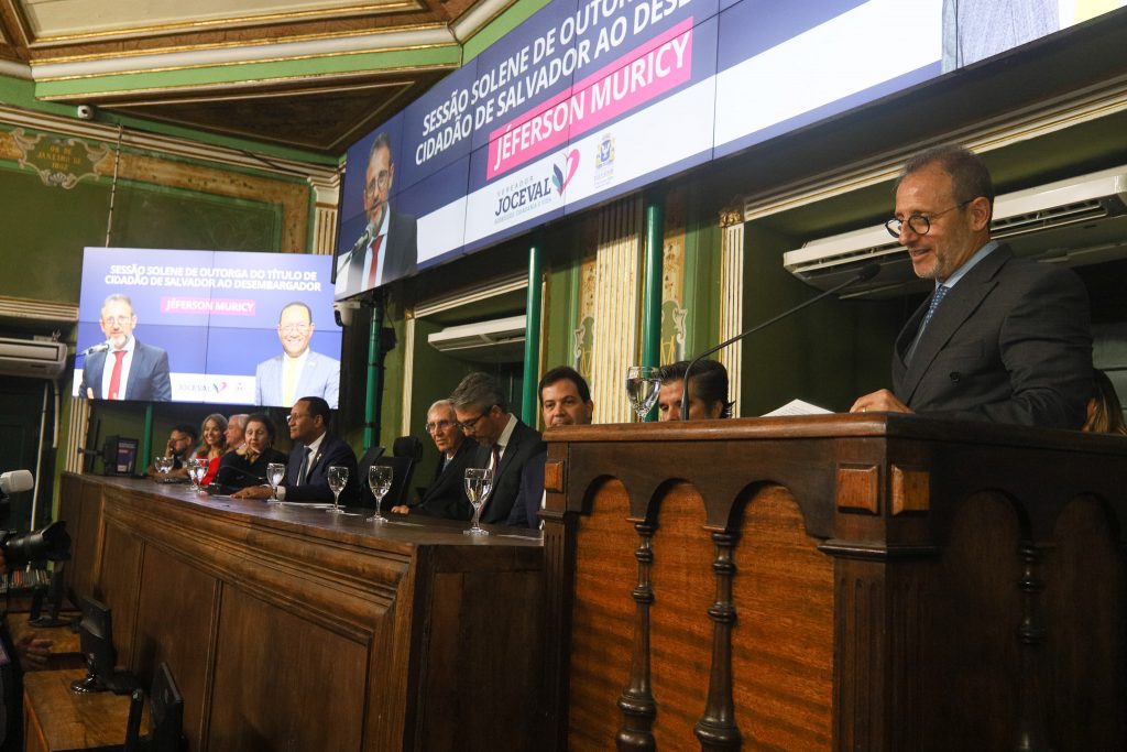 Desembargadora do TJBA prestigia entrega do Título de Cidadão da Cidade do Salvador ao Desembargador Jéferson Muricy do TRT-5    