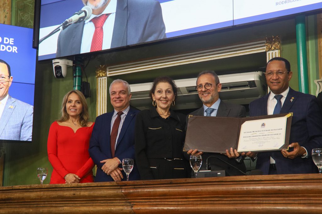 Desembargadora do TJBA prestigia entrega do Título de Cidadão da Cidade do Salvador ao Desembargador Jéferson Muricy do TRT-5    