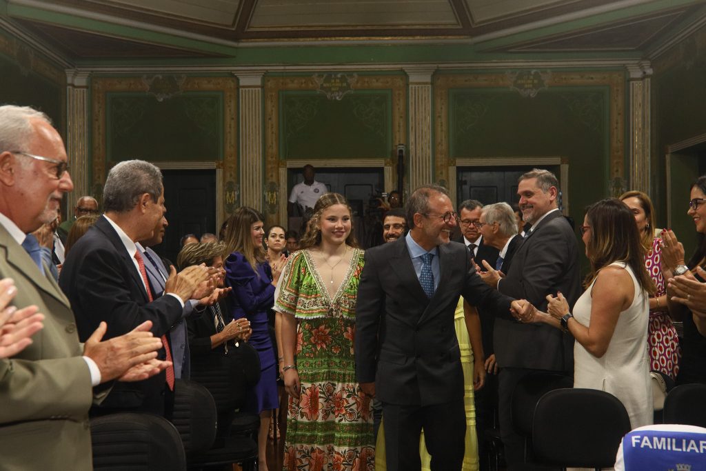 Desembargadora do TJBA prestigia entrega do Título de Cidadão da Cidade do Salvador ao Desembargador Jéferson Muricy do TRT-5    