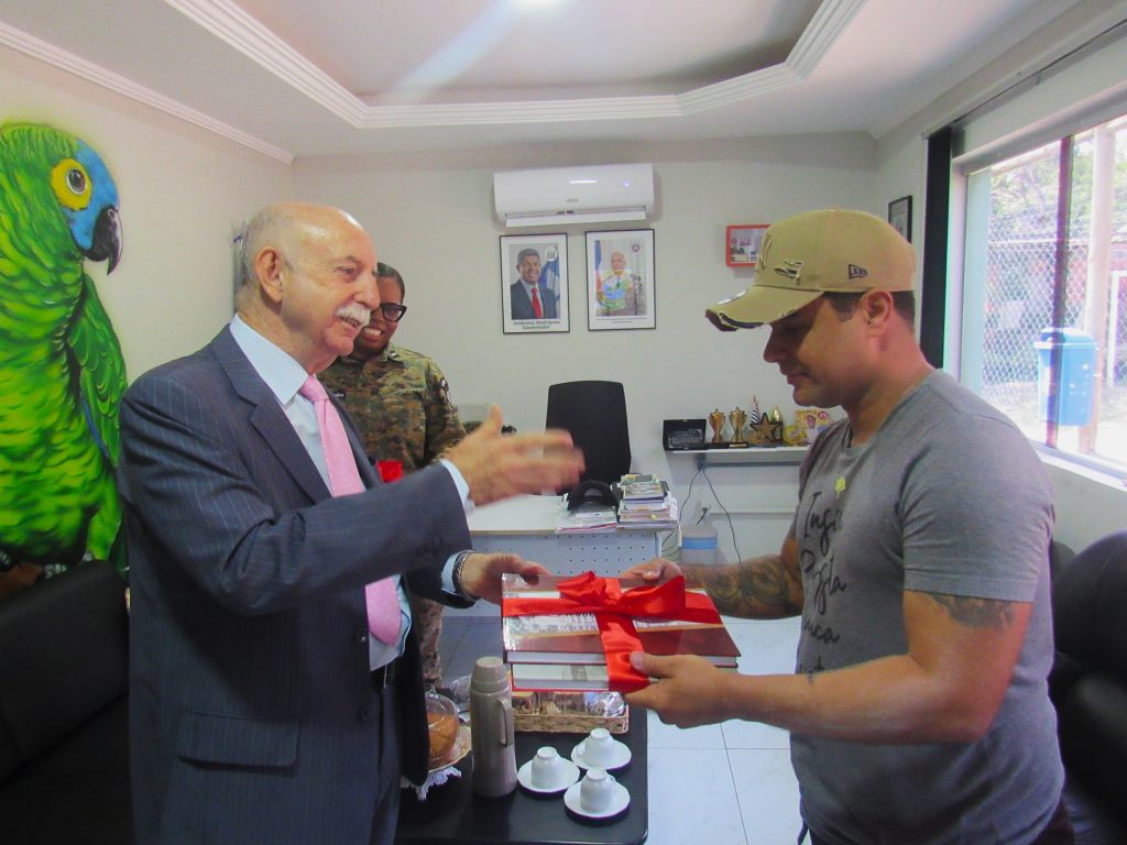 Desembargador do TJBA prestigia Soldado da PMBA que foi voluntário dos resgates no Rio Grande do Sul