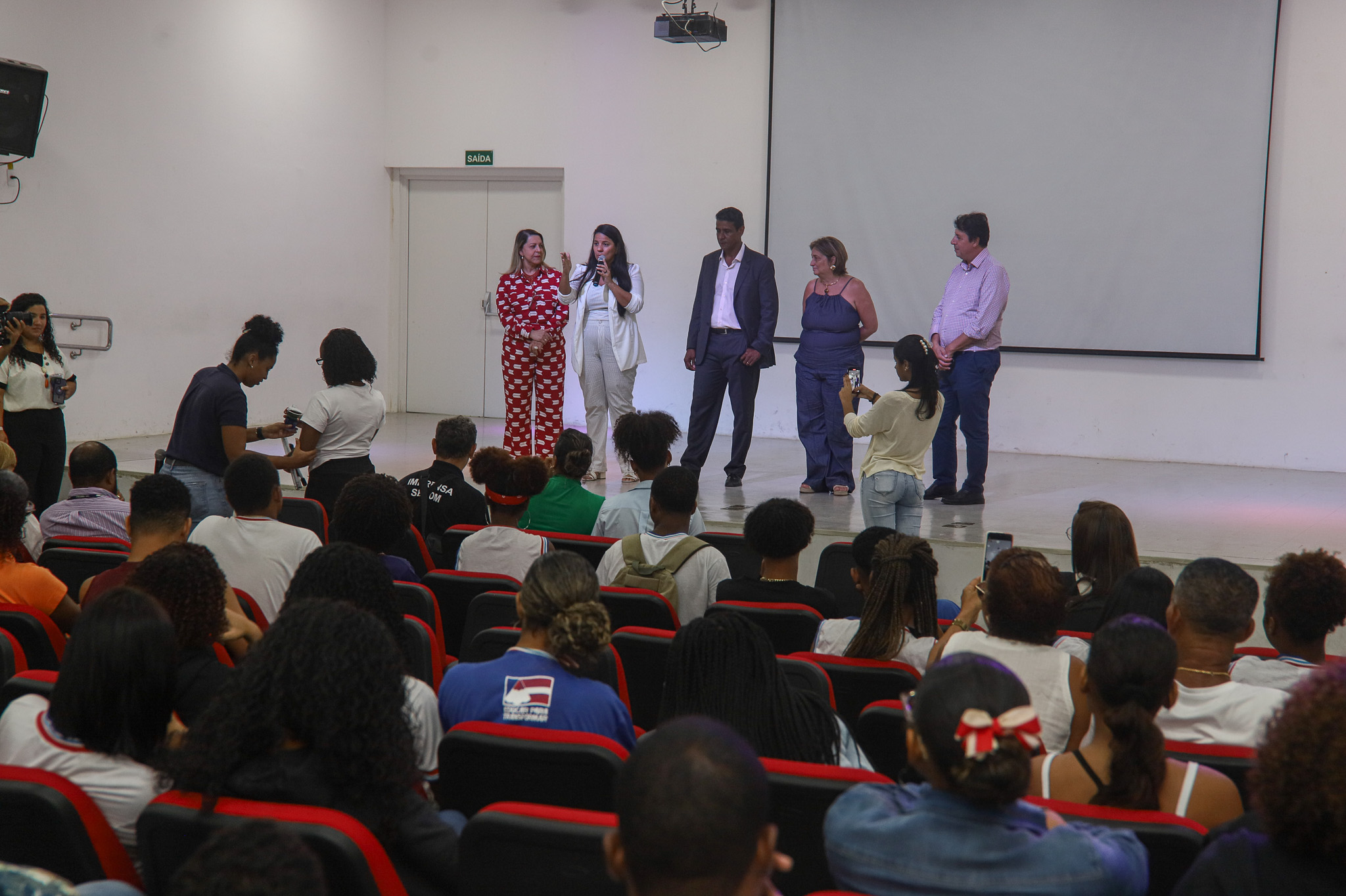 Presidente do TJBA incentiva estudantes ao visitar Colégio Estadual em Salvador: “O estudo é a coisa mais importante que podemos ter na vida”    