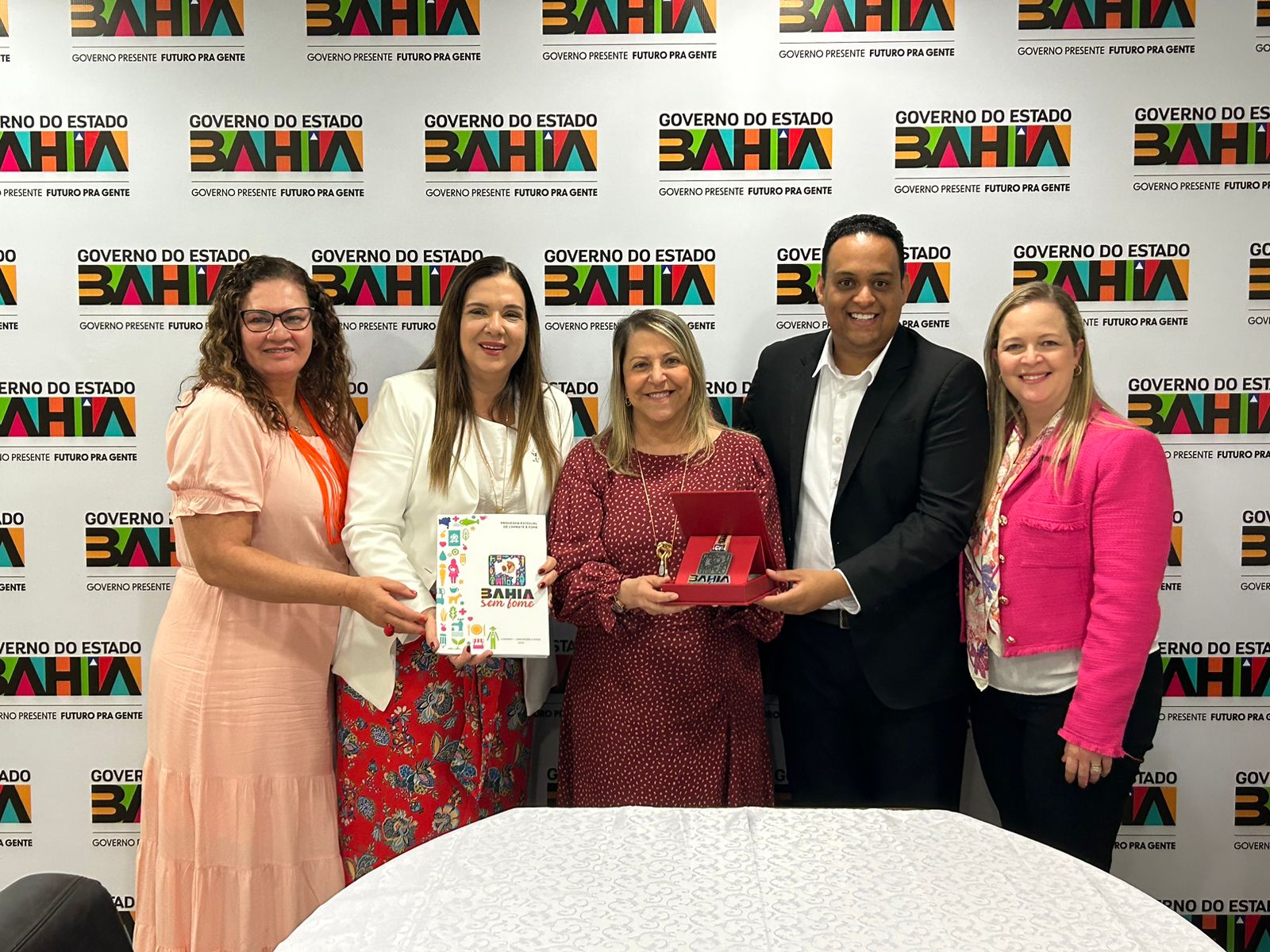 Governadora Interina recebe Medalha do “Bahia Sem Fome”; reunião aconteceu em Brasília    