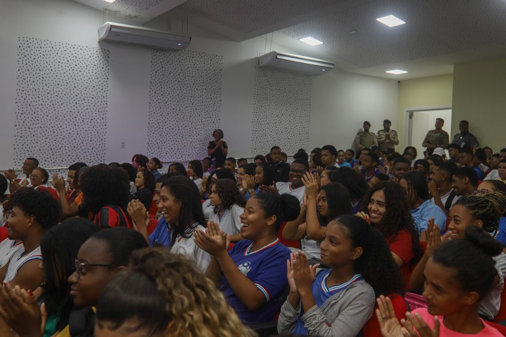 Presidente do TJBA incentiva estudantes ao visitar Colégio Estadual em Salvador: “O estudo é a coisa mais importante que podemos ter na vida”    
