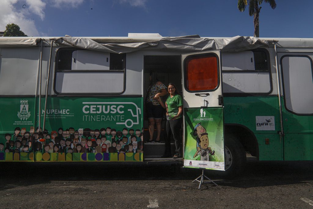 Ônibus itinerante do TJBA presta atendimento gratuito à população no estacionamento do Dique do Tororó até 14 de junho, durante a Semana da Conciliação