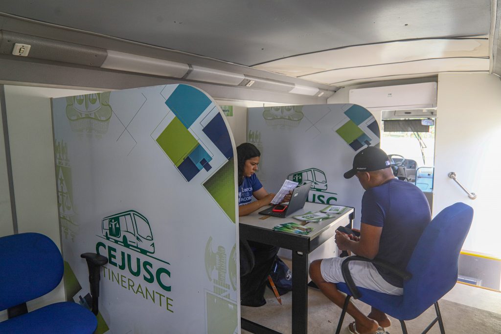 Ônibus itinerante do TJBA presta atendimento gratuito à população no estacionamento do Dique do Tororó até 14 de junho, durante a Semana da Conciliação