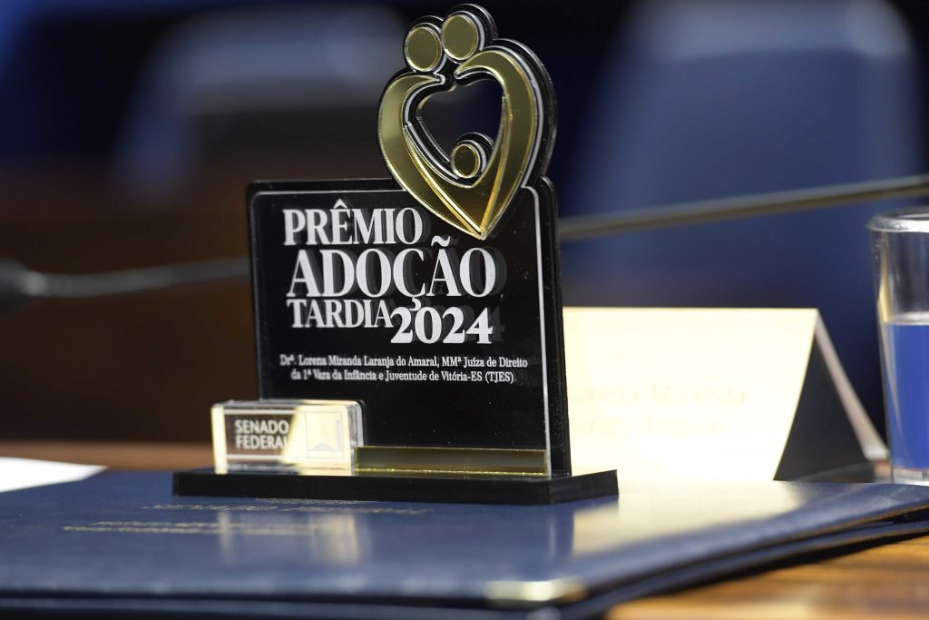 TJBA recebe o Prêmio Adoção Tardia: campanha “Filhos são eternos bebês” é reconhecida no Plenário do Senado