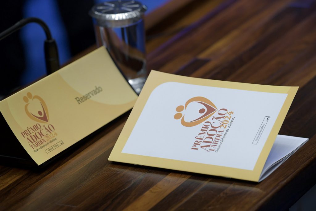 TJBA recebe o Prêmio Adoção Tardia: campanha “Filhos são eternos bebês” é reconhecida no Plenário do Senado