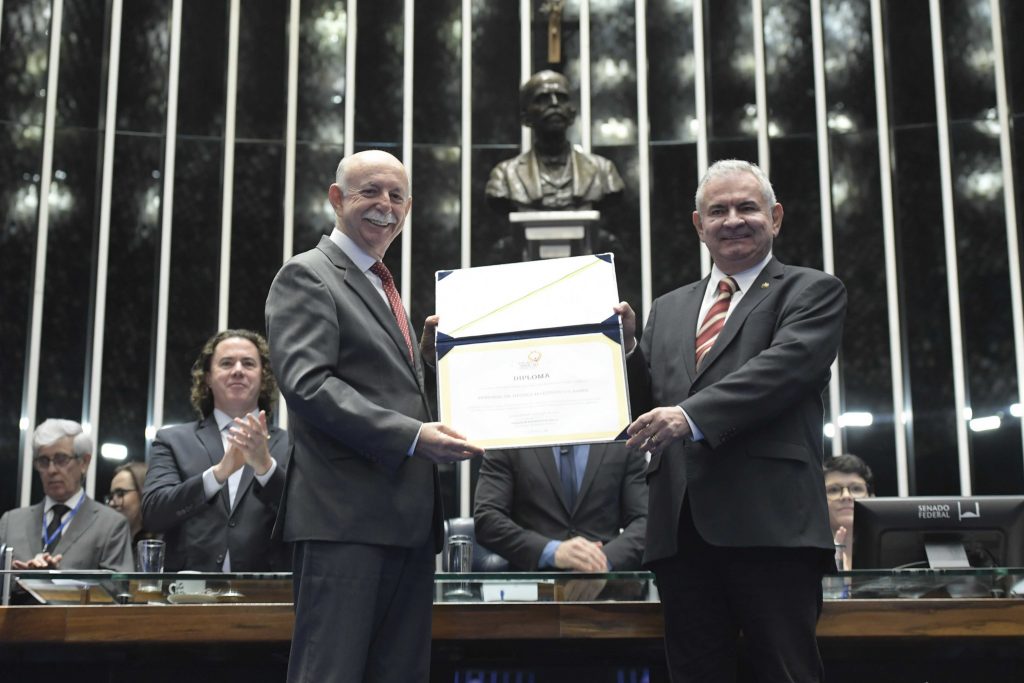 TJBA recebe o Prêmio Adoção Tardia: campanha “Filhos são eternos bebês” é reconhecida no Plenário do Senado