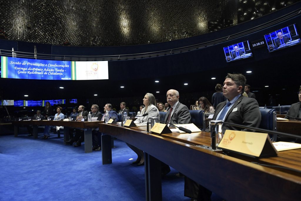 TJBA recebe o Prêmio Adoção Tardia: campanha “Filhos são eternos bebês” é reconhecida no Plenário do Senado
