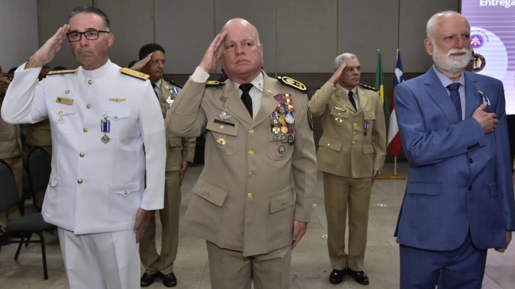 Desembargador Nilson Soares Castelo Branco recebe Medalha da Aviação da PMBA   