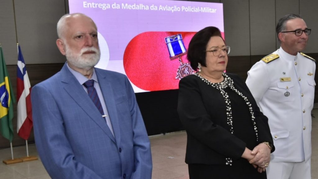 Desembargador Nilson Soares Castelo Branco recebe Medalha da Aviação da PMBA   
