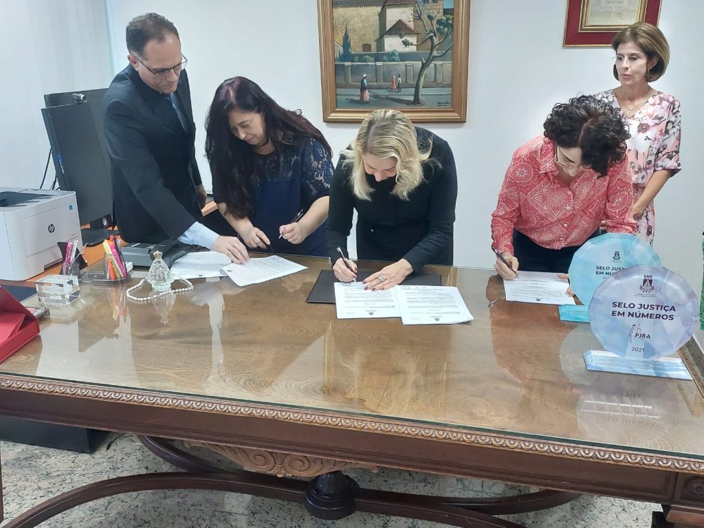 TJBA renova Termo de Cooperação com o Centro Universitário Jorge Amado; parceria mantém a 3ª Vara de Violência contra a Mulher na instituição de ensino
