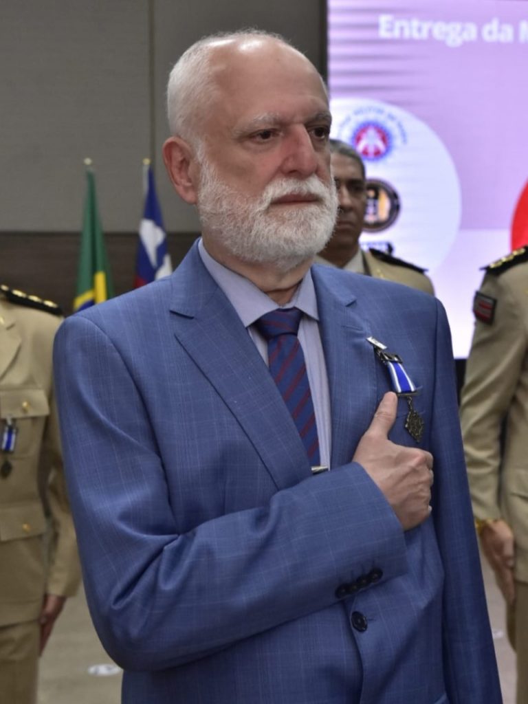 Desembargador Nilson Soares Castelo Branco recebe Medalha da Aviação da PMBA   