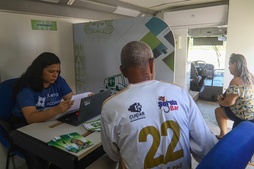 Ônibus itinerante do TJBA presta atendimento gratuito à população no estacionamento do Dique do Tororó até 14 de junho, durante a Semana da Conciliação