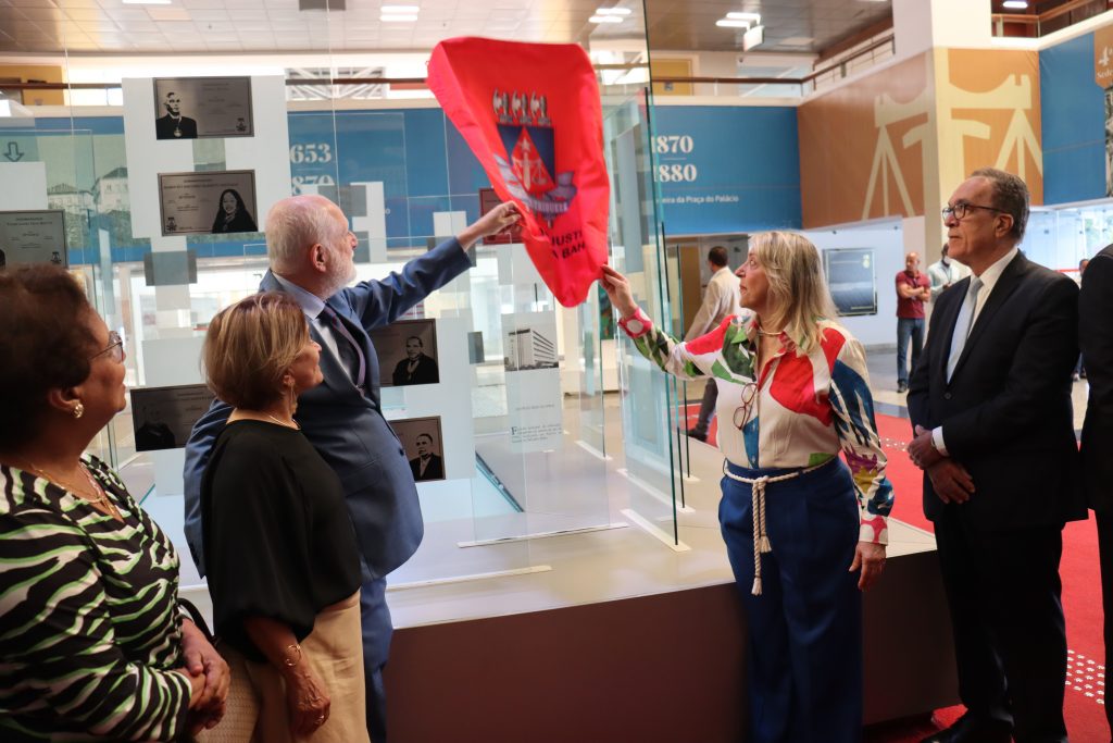 Aposição da foto do Desembargador Nilson Soares Castelo Branco é marcada por homenagens; ele é o 52º na Galeria de Ex-Presidentes da Corte   