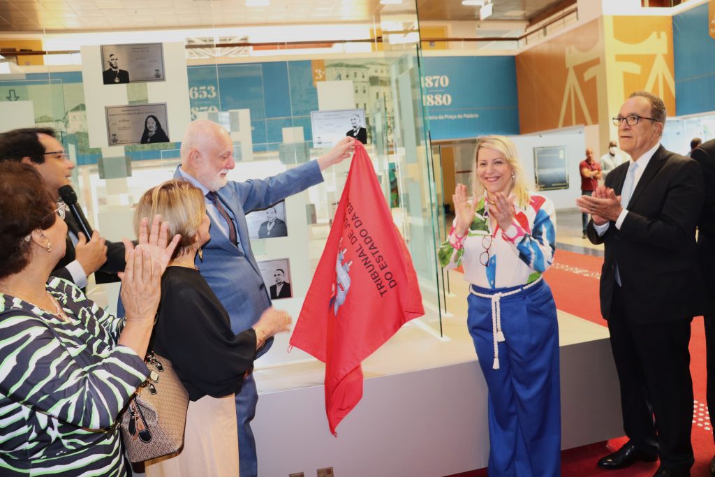 Aposição da foto do Desembargador Nilson Soares Castelo Branco é marcada por homenagens; ele é o 52º na Galeria de Ex-Presidentes da Corte   
