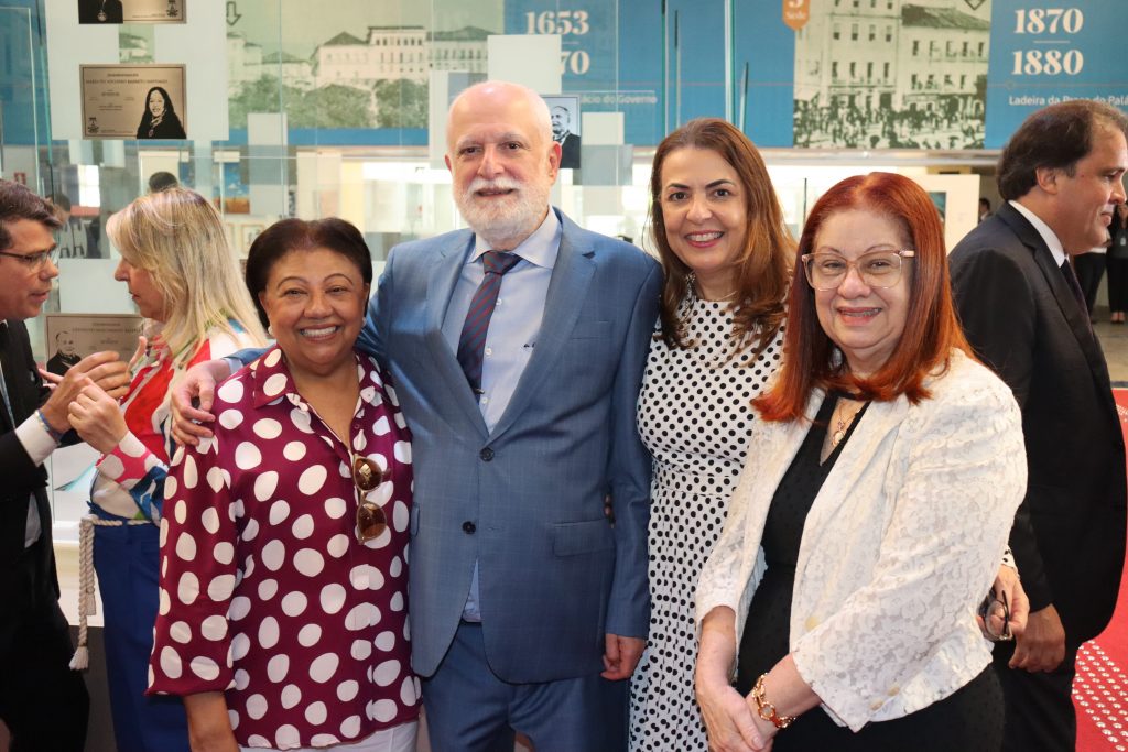Aposição da foto do Desembargador Nilson Soares Castelo Branco é marcada por homenagens; ele é o 52º na Galeria de Ex-Presidentes da Corte   