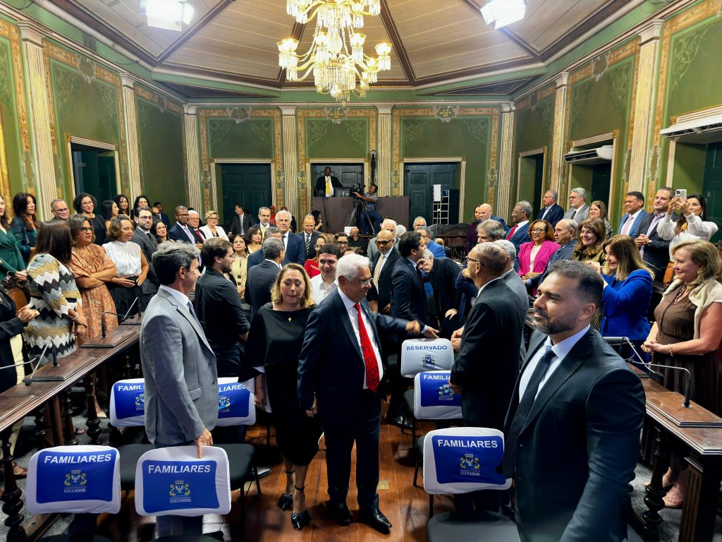 Desembargadora representa Presidente do Tribunal de Justiça do Estado da Bahia em entrega da Medalha Thomé de Souza    