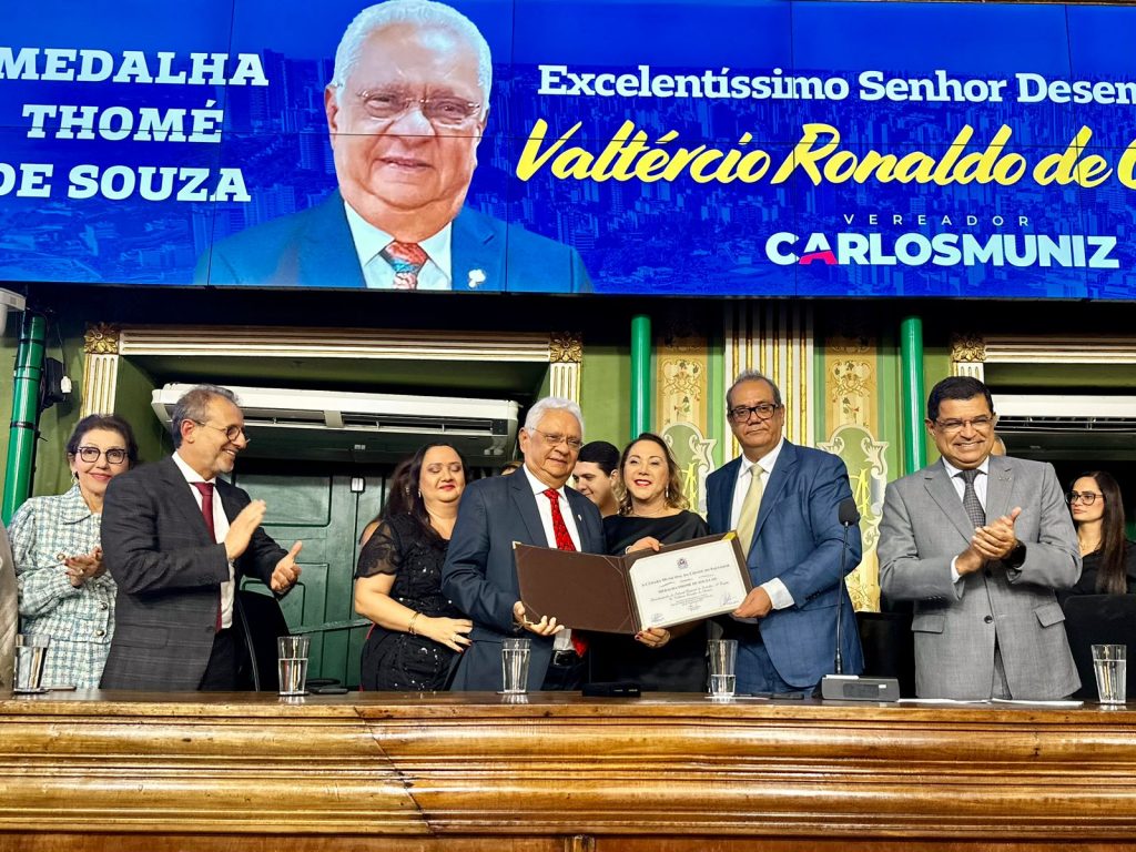 Desembargadora representa Presidente do Tribunal de Justiça do Estado da Bahia em entrega da Medalha Thomé de Souza    