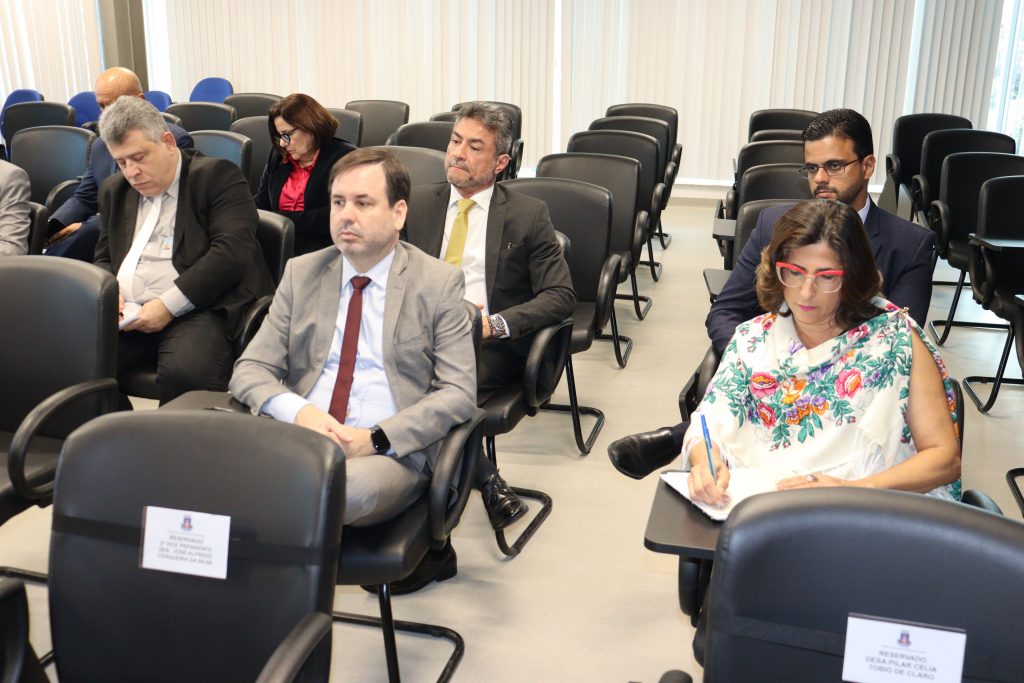 Presidente do TJBA realiza reunião para tratar de assuntos administrativos   