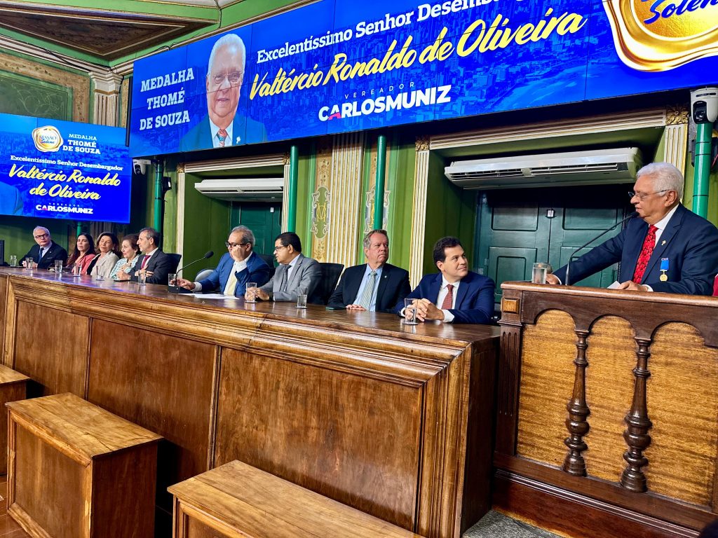 Desembargadora representa Presidente do Tribunal de Justiça do Estado da Bahia em entrega da Medalha Thomé de Souza    