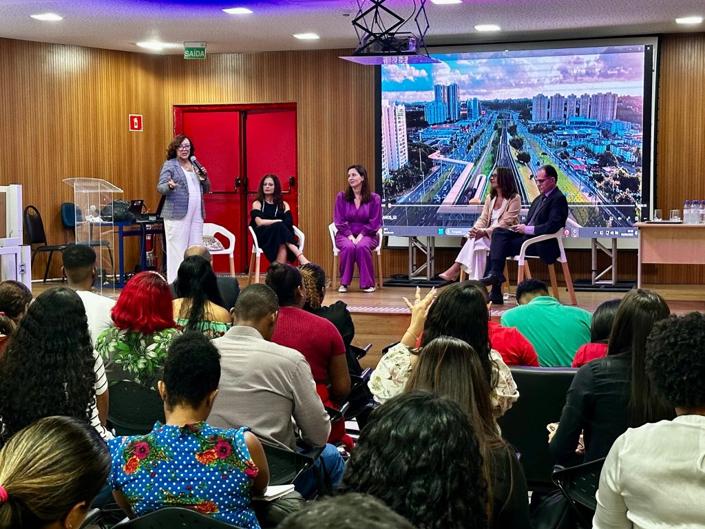 Desembargadora do TJBA defende a participação feminina nos espaços de poder em evento promovido por Centro Universitário   
