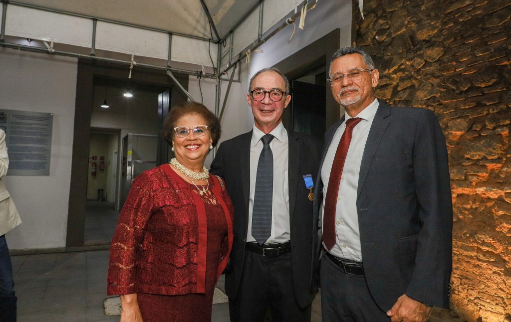 Desembargador Edson Bahiense recebe Medalha Thomé de Souza na Câmara Municipal de Salvador  