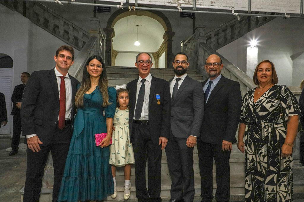 Desembargador Edson Bahiense recebe Medalha Thomé de Souza na Câmara Municipal de Salvador  