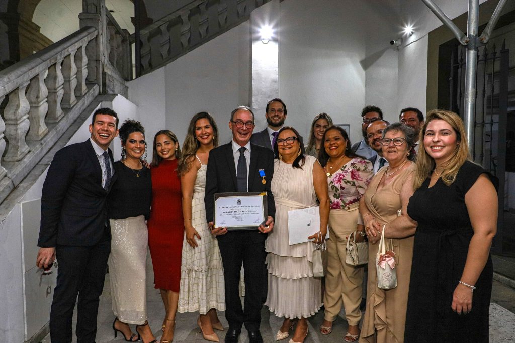Desembargador Edson Bahiense recebe Medalha Thomé de Souza na Câmara Municipal de Salvador  