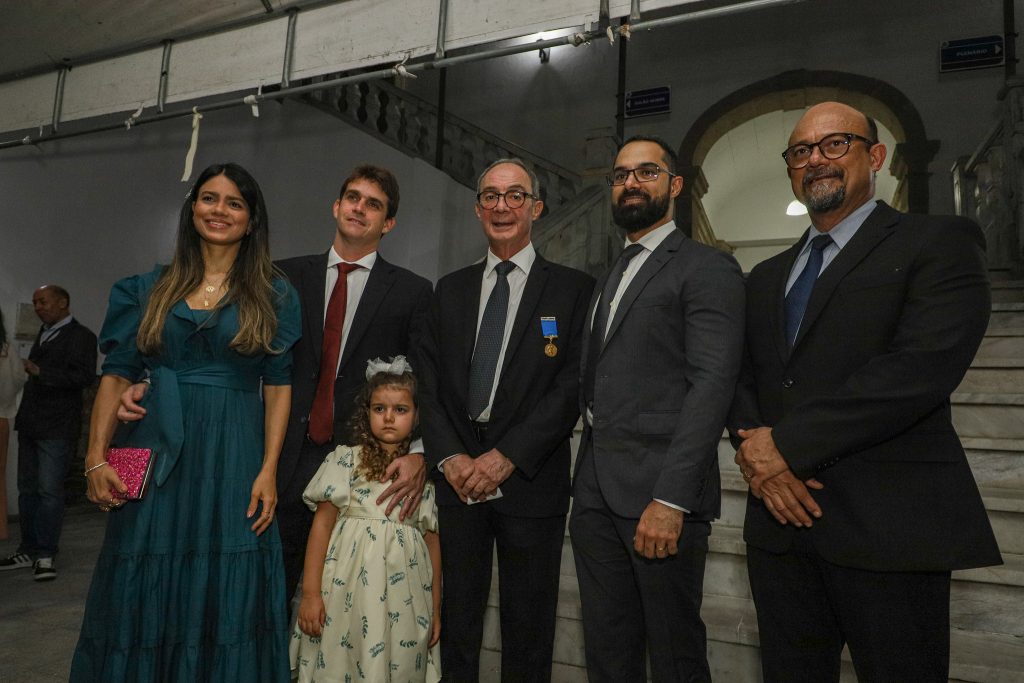 Desembargador Edson Bahiense recebe Medalha Thomé de Souza na Câmara Municipal de Salvador  