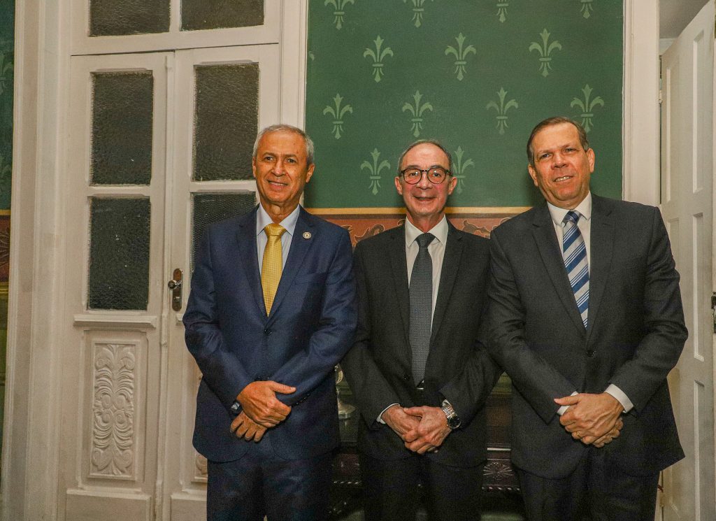 Desembargador Edson Bahiense recebe Medalha Thomé de Souza na Câmara Municipal de Salvador  