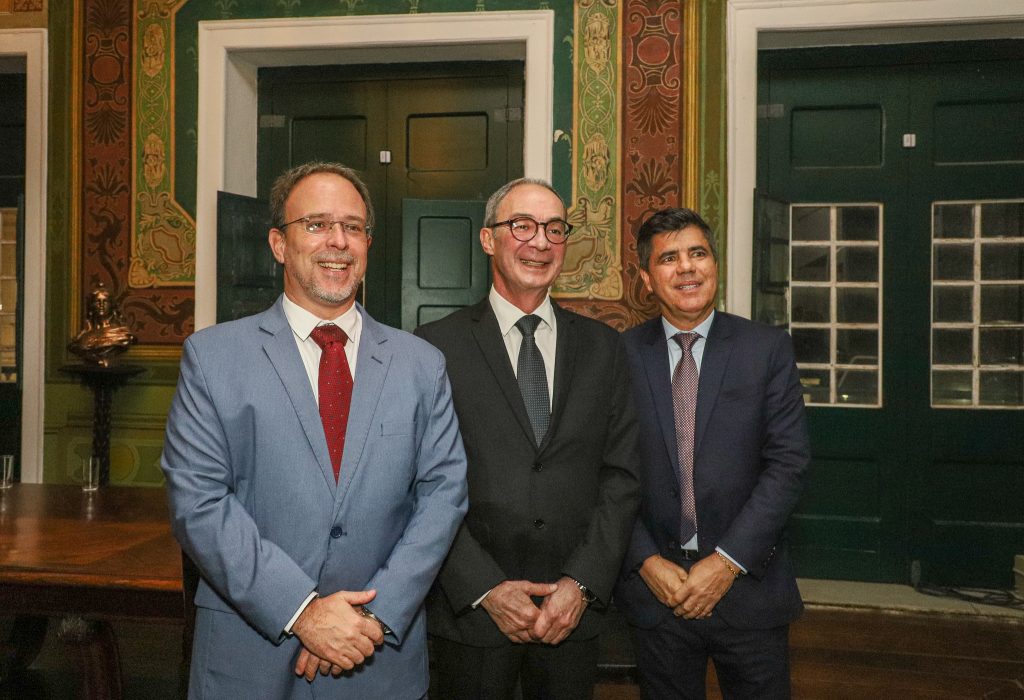 Desembargador Edson Bahiense recebe Medalha Thomé de Souza na Câmara Municipal de Salvador  