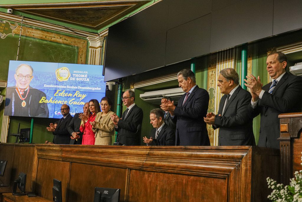 Desembargador Edson Bahiense recebe Medalha Thomé de Souza na Câmara Municipal de Salvador  