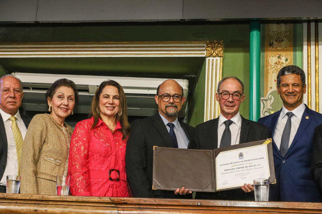 Desembargador Edson Bahiense recebe Medalha Thomé de Souza na Câmara Municipal de Salvador  