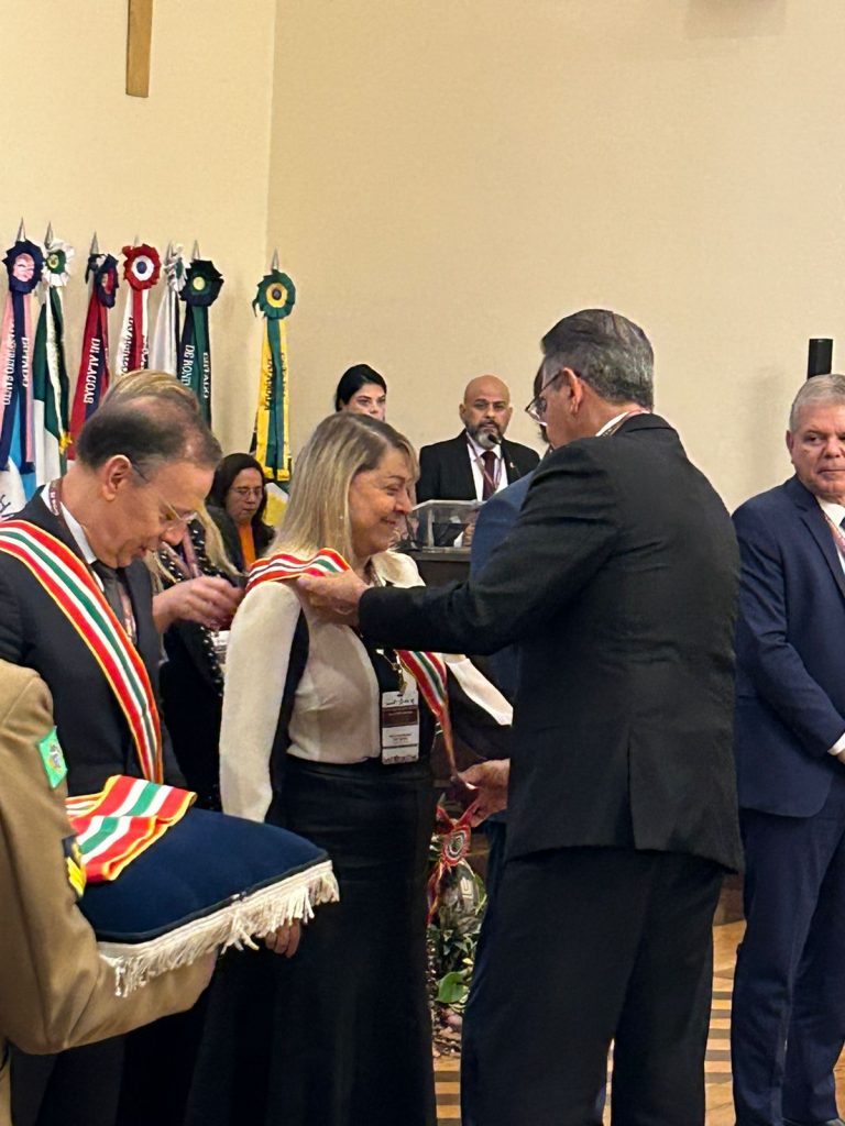 Presidente Cynthia Maria Pina Resende recebe Medalha do Mérito Judiciário do TJPA   