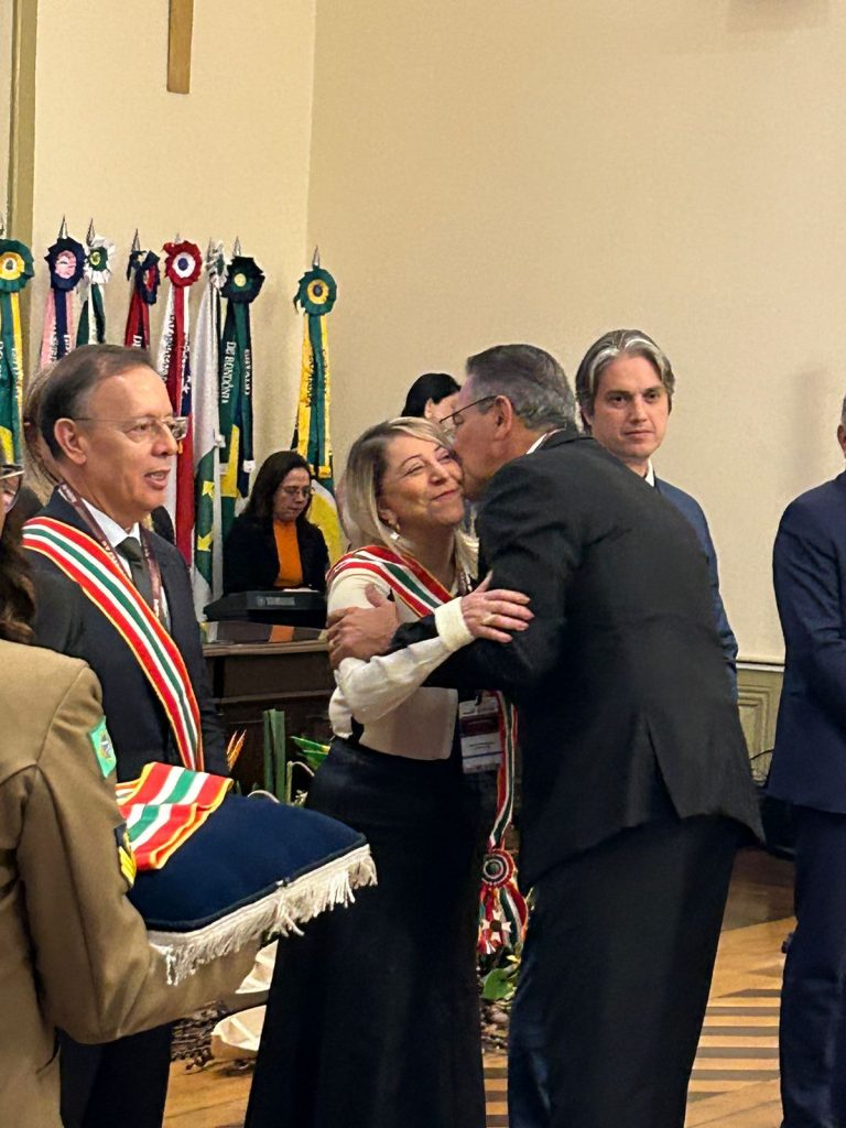 Presidente Cynthia Maria Pina Resende recebe Medalha do Mérito Judiciário do TJPA   