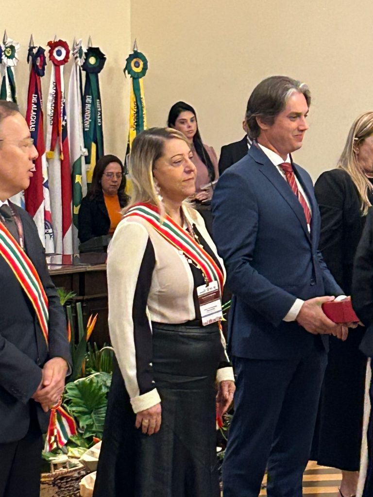 Presidente Cynthia Maria Pina Resende recebe Medalha do Mérito Judiciário do TJPA   