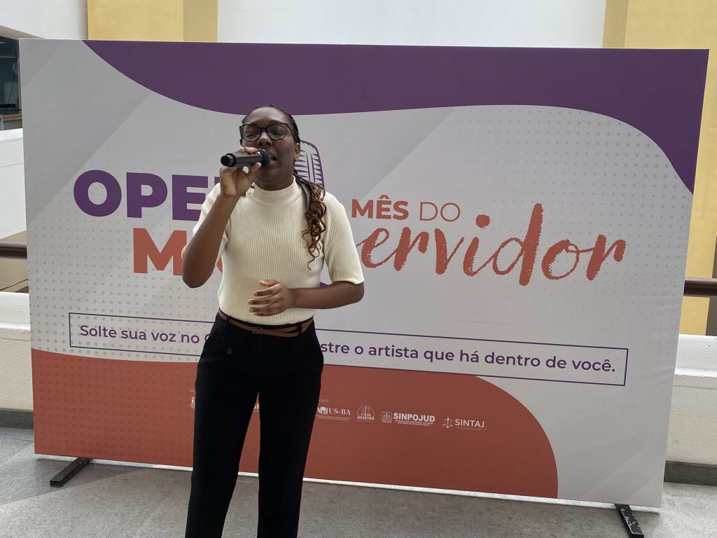 Karaokê anima o Mês do Servidor no TJBA   